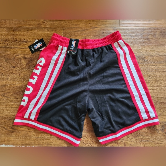 NBA Chicago Bulls Athletic Basketball Shorts Red Black Mens Large New With Tags - Picture 2 of 2